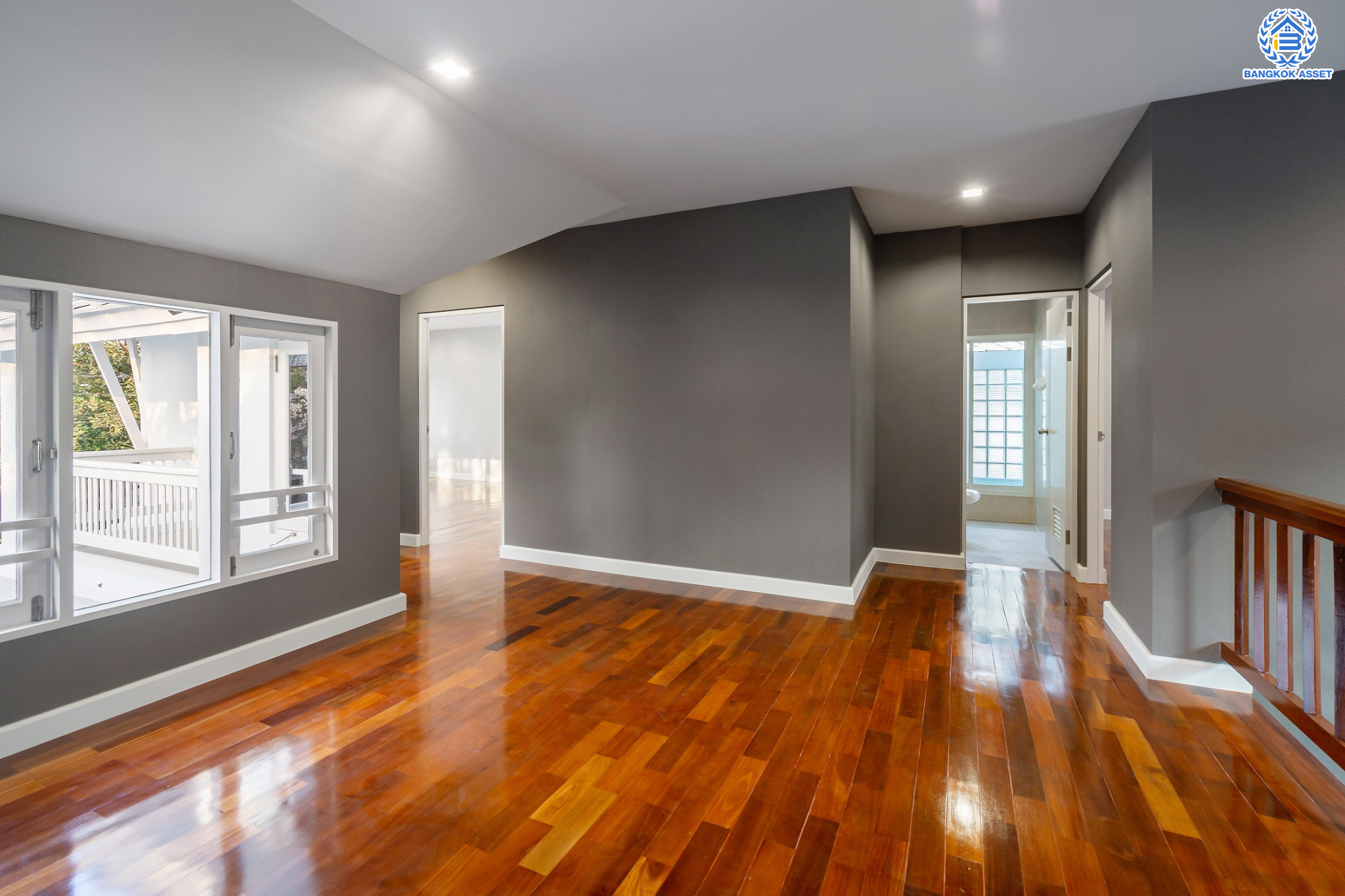 บ้านมือสองตกแต่งใหม่ ม.โนเบิลวานา ปิ่นเกล้า1 บ้านเดี่ยวหลังใหญ่ เนื้อที่ 65.6 ตร.ว. ฟังก์ชัน 3 ห้องนอน 4 ห้องน้ำ 1 ห้องแม่บ้าน จอดรถได้ 2 คัน บนสุดยอดทำเลเดินทางสะดวก หน้าโครงการติดถนนใหญ่บรมราชชนนี ใกล้ทางคู่ขนานลอยฟ้าบรมราชชนนี ม.มหิดล เซ็นทรัลศาลายา และรายล้อมด้วยสิ่งอำนวยความสะดวกครบ